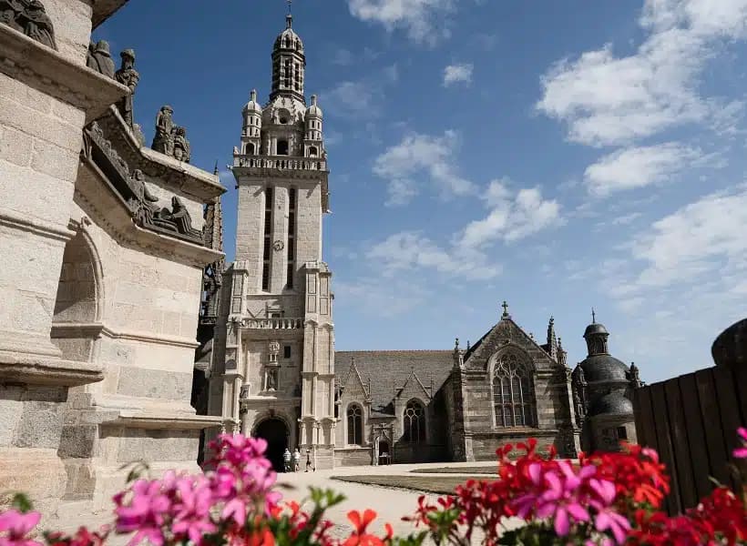 Mise en lumière de l'enclos paroissial
